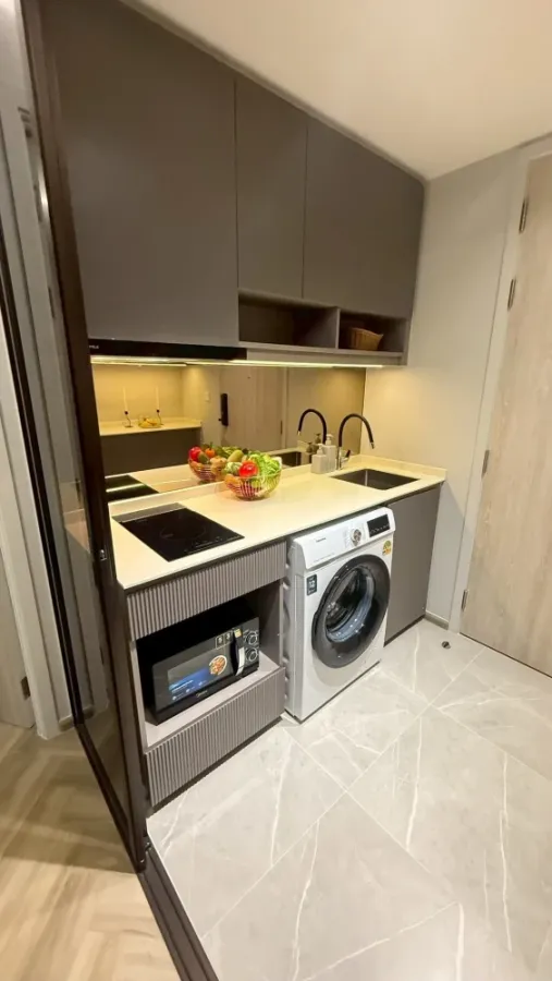 For rent Chapter Thonglor 25, a beautifully decorated room with complete amenities. Hurry and reserve now. Don't miss out!