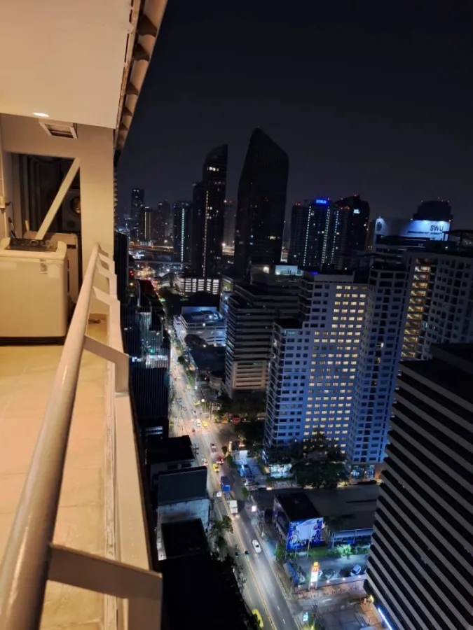 For rent: Grand Park View Asoke, 32nd floor, highest floor, clear view, with balcony on all sides, lots of space in the room, hurry and book before yo