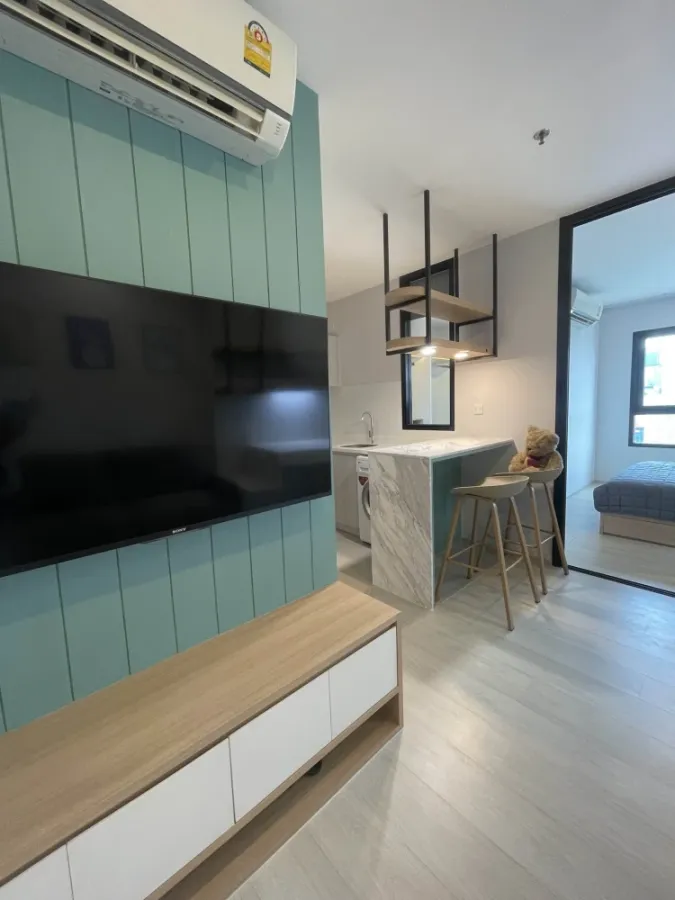For rent: Life Asoke, 32nd floor, very high, facing north, cool all day, excellent built-in decoration, interested, reserve now.