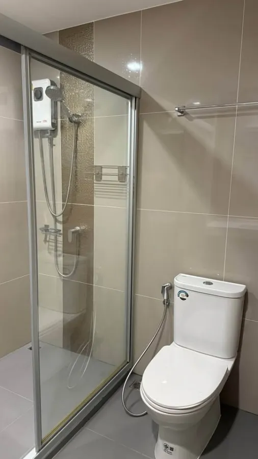 For sale or rent: Ideo Rama 9 - Asoke. Has built-in cabinets and shelves in good condition. Close to shopping areas. Interested? Book now!