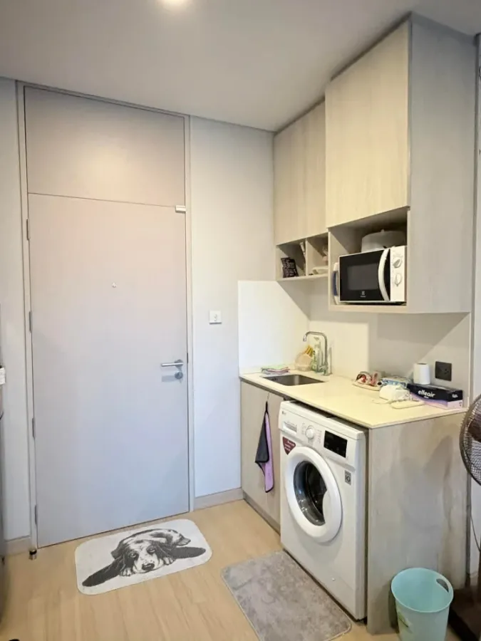 For rent: Lumpini Suite Dindaeng-Ratchaprarop. A lovely room with high-quality built-in furniture. Don't miss out!