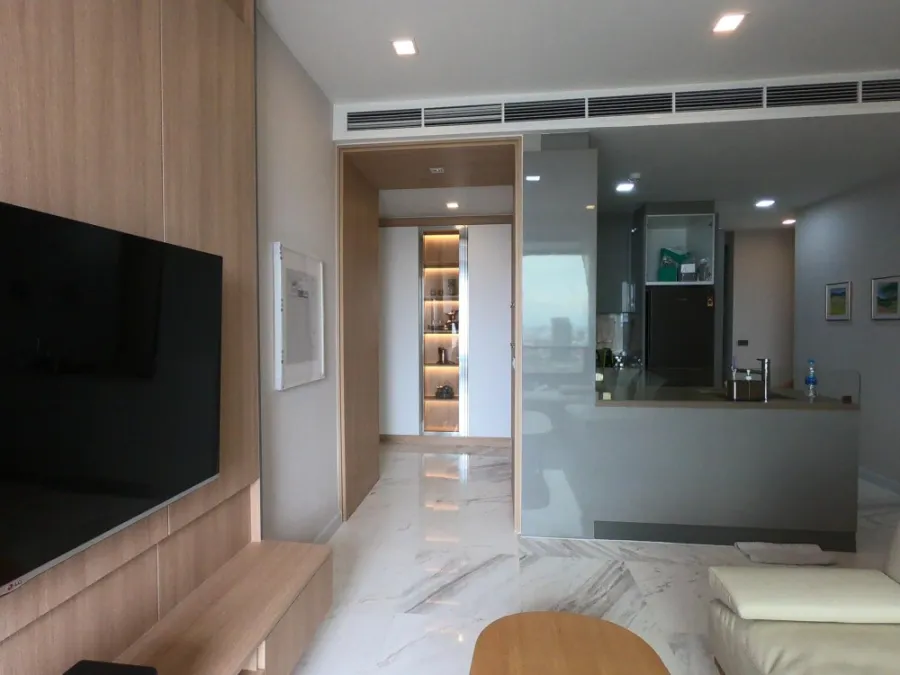 For sale rent Condo M Silom, spacious room, well built in, has a bathtub, let me tell you, don't miss it.