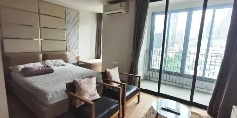 ให้เช่า คอนโด คิว ชิดลม-เพชรบุรี ระเบียงส่วนตัว มีอ่างอาบน้ำ เครื่องใช้ไฟฟ้าครบ อย่ารอช้า!!