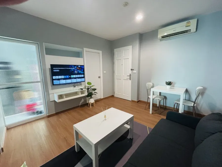 For rent: Life @ Ratchada-Huaikwang. Spacious room with plenty of usable space. Fully furnished. Just bring your suitcase and move in!