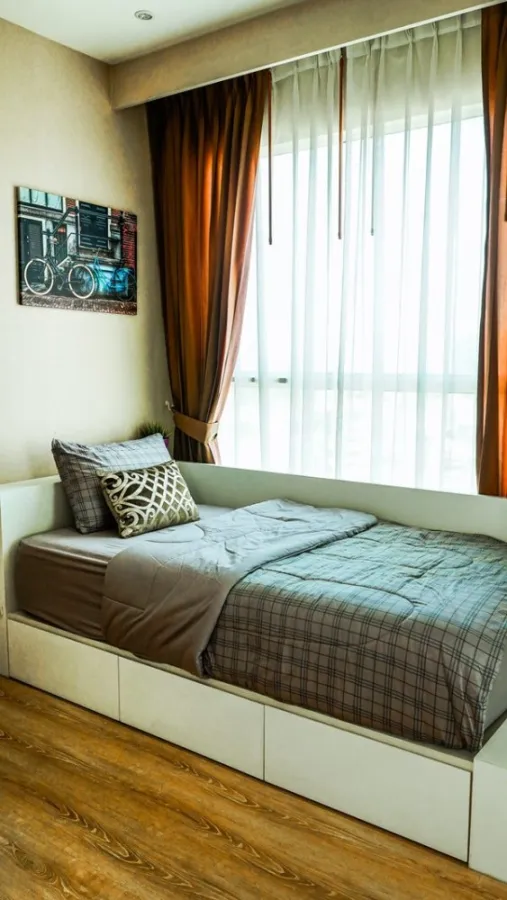 For sale: The LightHouse Sathorn-Charoen Nakhon. The room is spacious, very livable, decorated with every piece of good furniture. Book now.