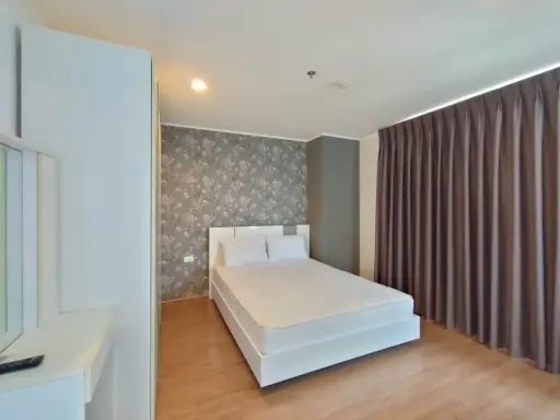 ให้เช่า ยูดีไลท์ รัตนาธิเบศร์ ห้องตกแต่งด้วยวอร์เปเปอร์ ห้องริม มีระเบียง 2 ฝั่ง อากาศระบายดี ด่วนๆ