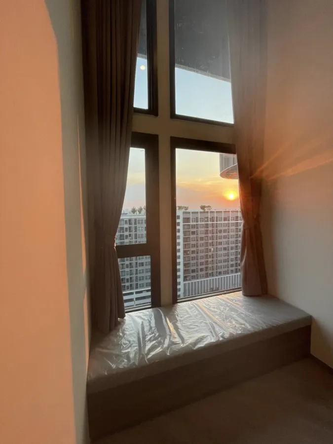ขาย ให้เช่า คอนโด เดอะ เบส สะพานใหม่ ห้อง Duplex สไตล์ Loft หลังคาโปร่ง โล่งสบาย มาจองเลย อย่ารอช้า