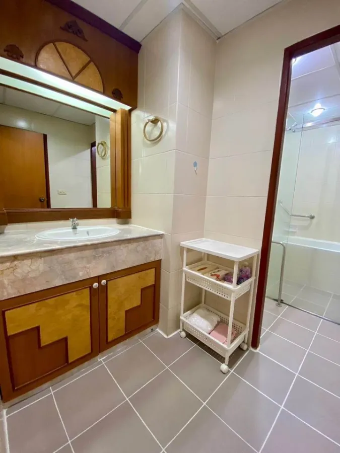 For rent Aree Place ห้องกว้างขวาง พื้นที่ใช้สอยเยอะ ตู้เสื้อผ้าใหญ่จุใจ อย่าเลื่อนผ่านรีบจองเลย