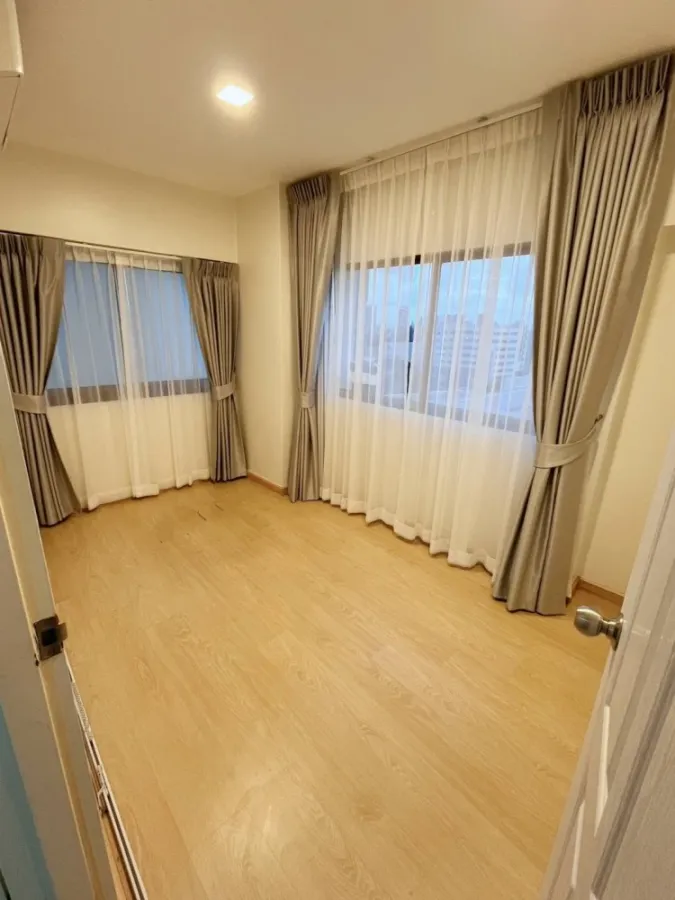 For rent: Thonglor Tower, corner unit, bright and airy view, comfortable living space. Don't miss out!
