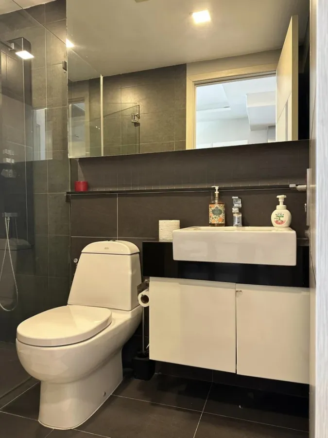 ขาย Apus condo พัทยากลาง ห้องแต่งสไตส์เรียบง่าย น่าอยู่ พร้อมโซฟาขนาดใหญ่น่านั่งนุ่มๆ จองด่วนจ้า