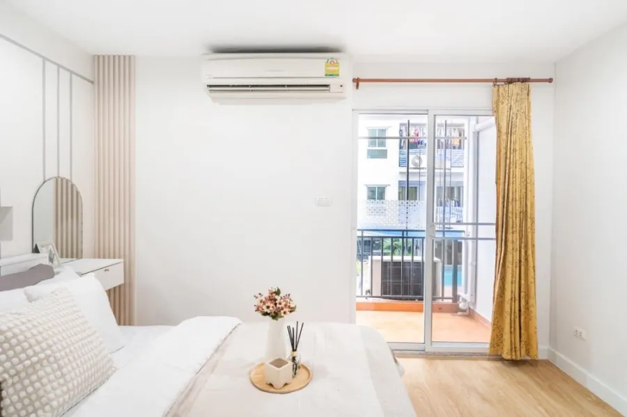 Condo for sale, Regent Home 12, Lat Phrao 41, partitioned room, decorated in minimalist style. Swimming pool view Don't delay.