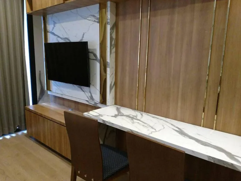 Condo for rent, Ashton Chula-Silom, decorated with a head of the bed with marble pattern wall, luxury built in the whole room, do not miss.