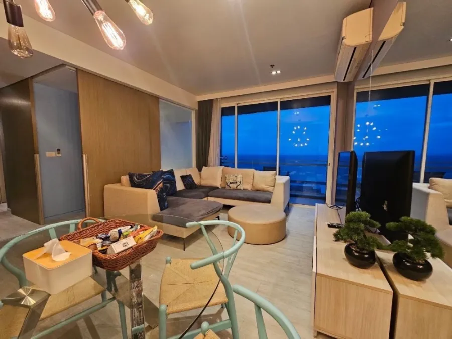 For rent: Veranda Residence Pattaya (Jomtien), 12th floor, corner room, very large, private, sea view, hurry and book now.