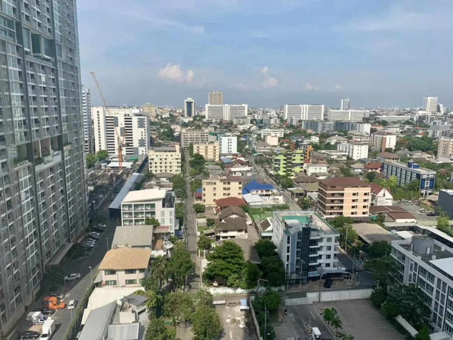 Condo for sale/rent, Life Lat Phrao, decorated with built-in marble patterns, high floor, east facing, just come and move in.