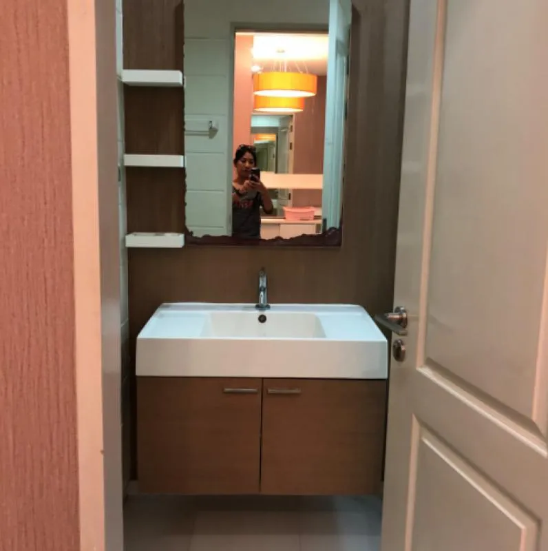 For rent, Q house Condo Sathorn 1 bedroom 47.5, beautiful pattern wallpaper, bright room color, clean, new room, comfortable, urgent.