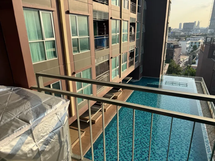 For rent: Lumpini Place Ratchada-Sathu, private corner room, no walls attached to other rooms, swimming pool view, 9th floor, ready to move in.