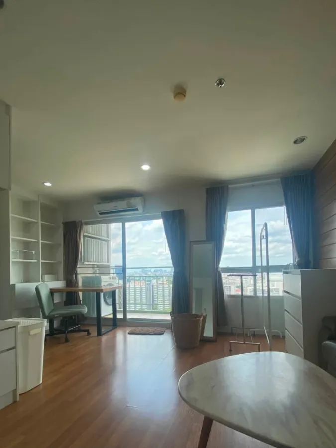 For sale or rent: Lumpini Park Rama 9-Ratchada. Large, comfortable unit on the 24th floor (top floor), corner unit, next to the fire escape, offering
