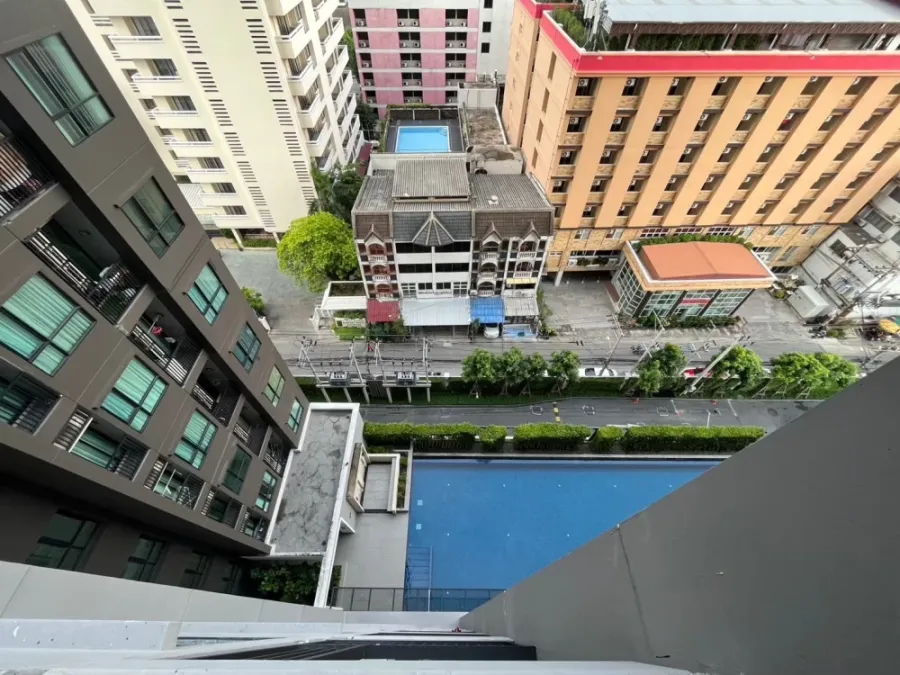 For rent, Knightsbridge Collage, Ramkhamhaeng, high ceiling. Pool view, nice room. If interested, hurry up and reserve now. Don't miss it.