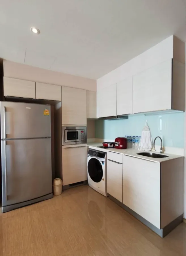 For rent H condo sukhumvit 43, decorated and ready to move in. Don't miss out on carrying all your bags in one place.