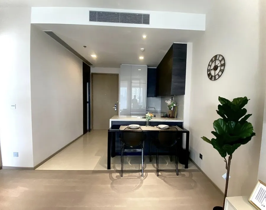 For rent: The ES Asoke, the room is not cramped, lots of usable space, 32nd floor, very high, amazing city view. You will regret it if you miss it.