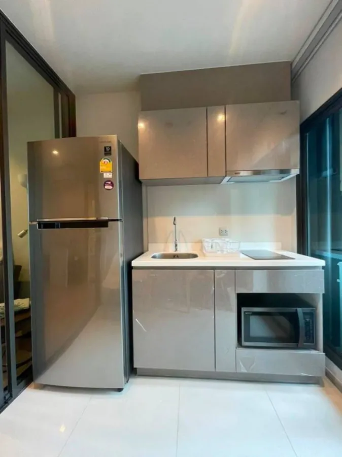 For rent Life Asoke-Rama 9, the room is very spacious, plus the new interior, fully furnished, you can carry your bag and move in.