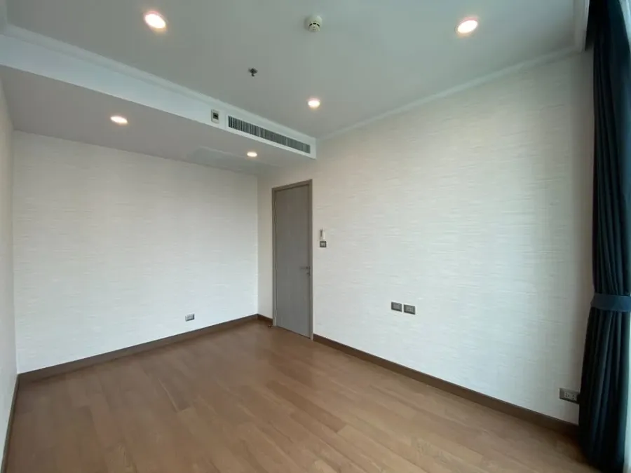 For rent Supalai Oriental Sukhumvit 39, empty room with kitchen, lots of usable space, definitely comfortable, hurry and book now.