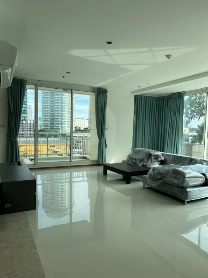 For sale: The Empire Place Sathorn, ready to move in, fully furnished, spacious and comfortable room, suitable for a family. Reserve now!