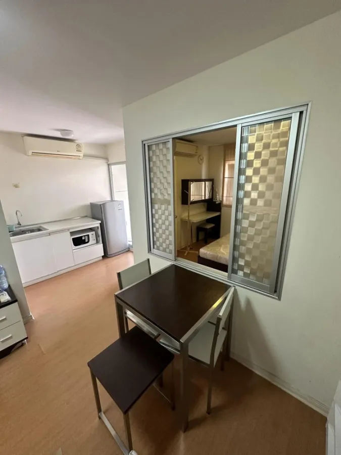 For sale: Lumpini Condo Town Rattanathibet, 8th floor, spacious room, divided into proportions. Let me tell you, it's very livable. Book now.