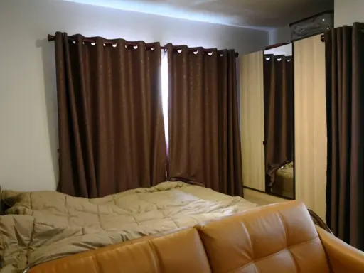 Rent ISSI Condo Suksawat, STUDIO room, comfortable bed Have a view of the pool, low price, do not miss it.