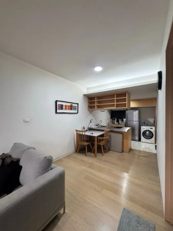 For sale: Siamese Gioia Sukhumvit 31, 1 bedroom, 1 bathroom, plenty of usable space, fully furnished. Don't miss out on this great deal!