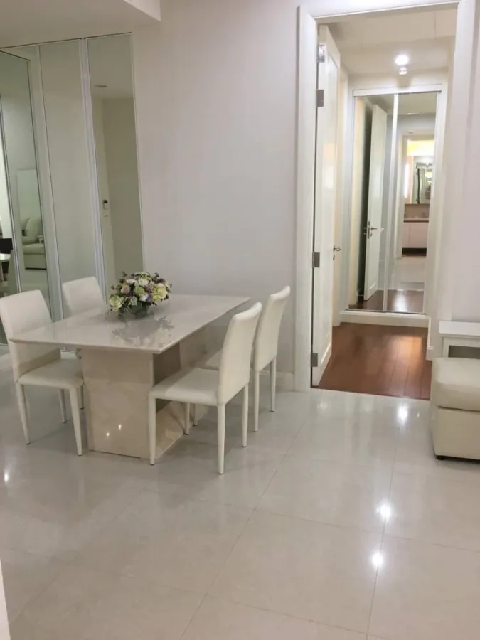 Condo for rent, Q Langsuan, large room, partitioned, beautifully decorated, comfortable to live in. Book first, get first.