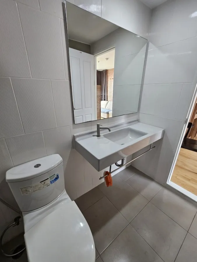 For sale or rent: U Delight Residence (Pattanakarn - Thonglor), 18th floor, large front room. The wallpaper is well installed. Hurry and reserve now.