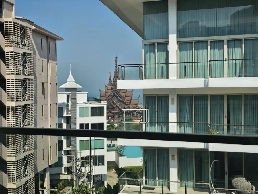 Club Royal Wongamat (North Pattaya) for rent, 7th floor, Sanctuary of Truth view, 2 bedrooms, 2 bathrooms, first come first served.