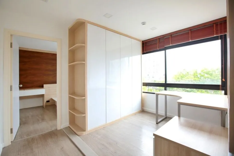 ขายคอนโด พอส สุขุมวิท 103 ห้องเป็นห้องมุม ทิศตะวันออก ตกแต่งแบบ Minimal เน้นสีขาวครีม จองเลย
