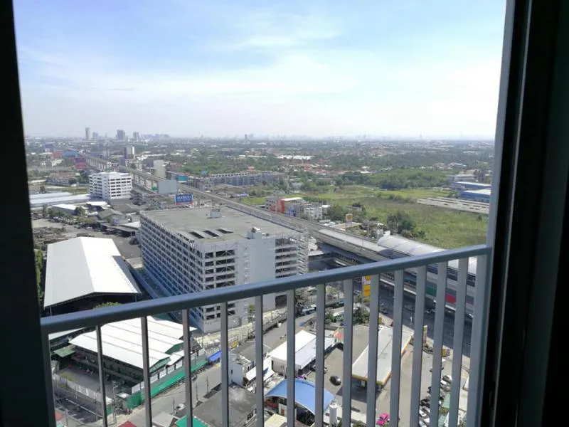 For Rent Casa Condo Sam Yaek Bang Yai High floor, beautiful room, double bed, cool decoration, everyone likes it. If interested, hurry up.