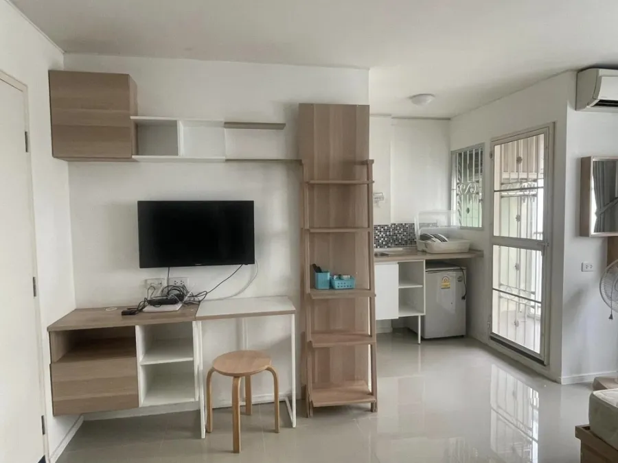 For rent, Lumpini Condo Town Chonburi - Sukhumvit, 6th floor, high, good size, fully furnished, can carry the bag and move in.