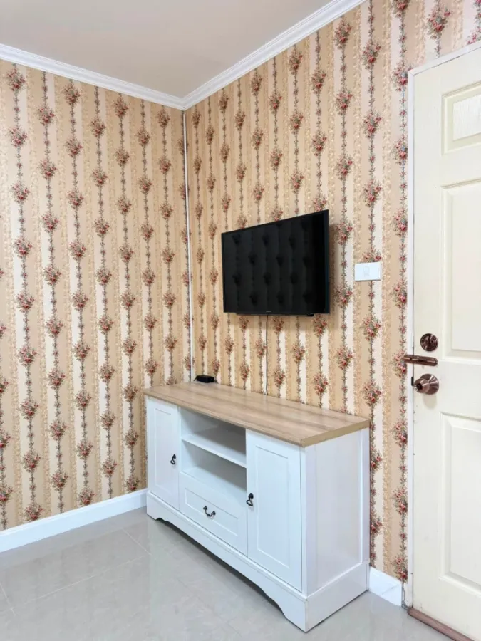 For rent: Lumpini Condotown Bodindecha-Ramkhamhaeng, a lovely room with beautiful wallpaper, good location, hurry and reserve now!