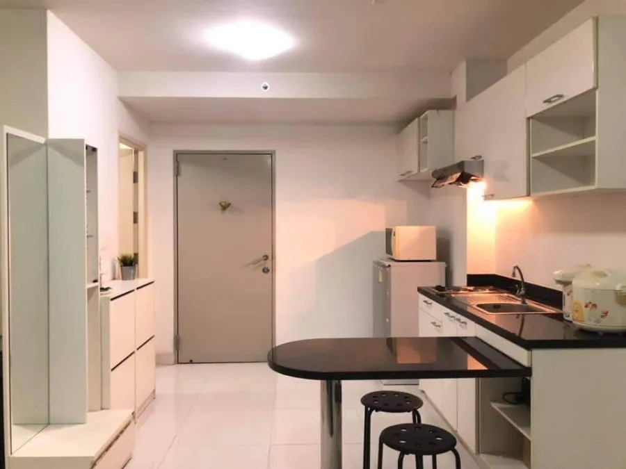 For rent, Phahon Metro, 3rd floor room, pool view, not hot, white room, clean, comfortable to the eye. You're already at ease. You can't miss it. Book