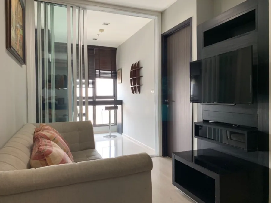 Condo for rent, Rhythm Sukhumvit 44/1, high floor, good view, complete with furniture and electrical appliances.