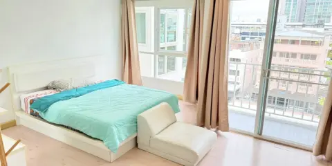 ให้เช่า The Viva condo Sathorn-Taksin ตกแต่งด้วยเฟอร์นิเจอร์โทนสีขาวสบายตา มีระเบียง ย้ายกระเป๋าพร้อมอยู่ทันที