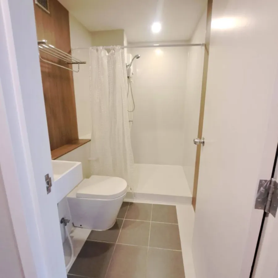 Urgent Sale!! Blossom Condo at Sathorn-Charoenrat, 5th floor, Building E, beautiful unit, fully furnished, ready to move in immediately. Reserve now!!