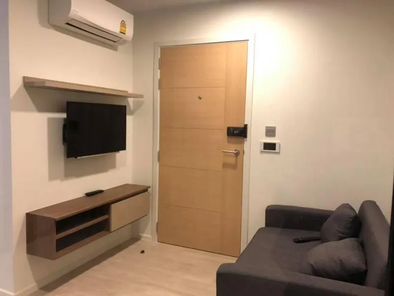 ห้อง 1 Bed 1 Bath ตึก B ชั้น 5 อยู่ได้ 2 คน พร้อมเข้าอยู่ได้เลย ให้เช่าด่วน ต่อรองราคาได้ มีเฟอร์ให้