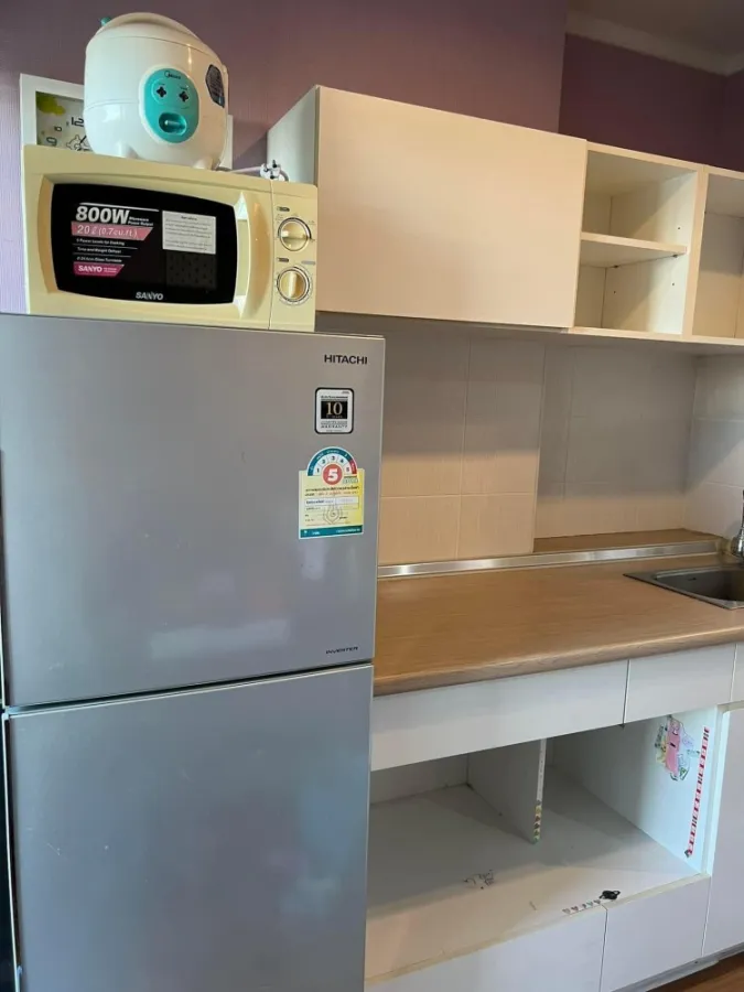 For rent, Lumpini Park Rama 9-Ratchada, 1 bedroom, with colorful wallpaper, very inviting, hurry to book before you miss it.