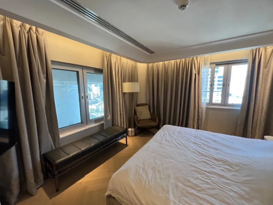 For sale: Le Raffine Sukhumvit 24, very large room with private swimming pool, home-like atmosphere, buy and move in immediately.