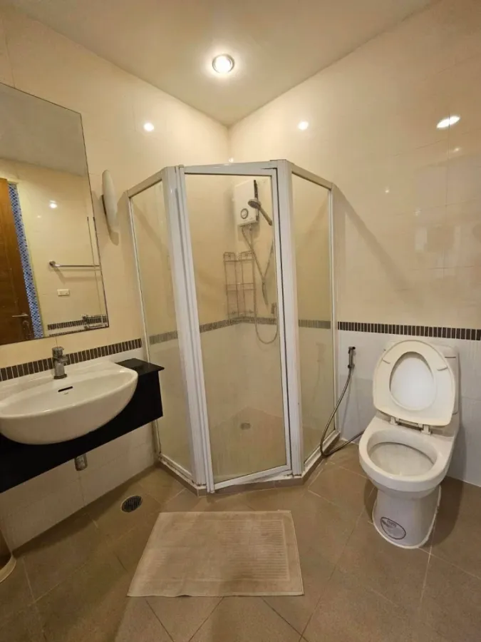 House for rent in the middle of Siam-Pathumwan, 3 bedrooms, 3 bathrooms, fully furnished, hurry and reserve before it's gone.