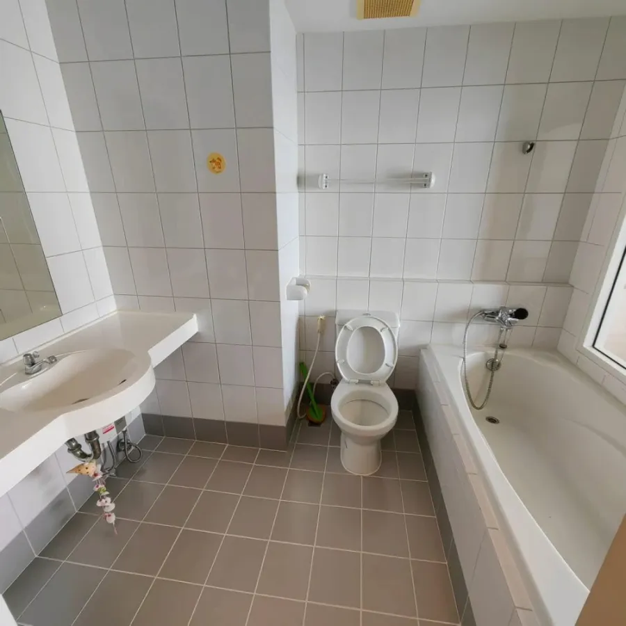 For rent: Chapter One Modern Dutch, very high floor, Chao Phraya River view in every room, with balcony for viewing. You must arrange it!!