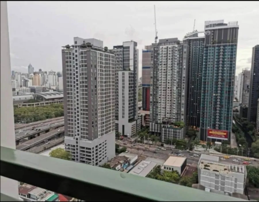 For sale, for rent!! Condo Aspire Rama 9, beautiful room, well furnished, wallpapered to make the room extremely dimensional. Don't miss it!!