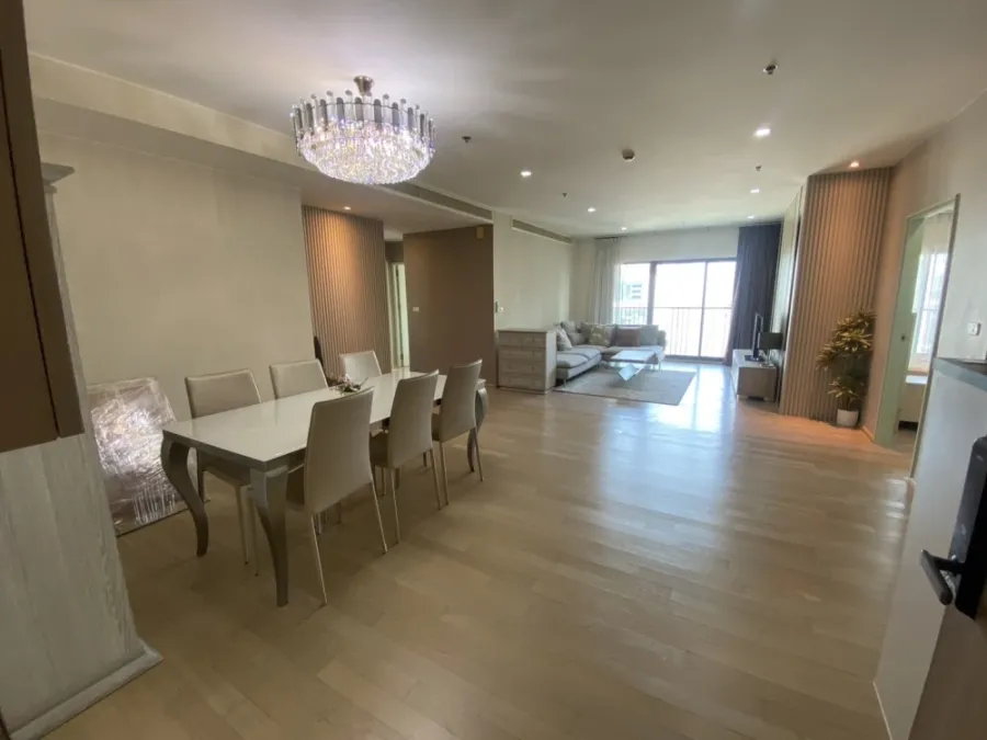 Condo for rent, Noble Remix, Sukhumvit 36, complete central area, good location, close to the train, convenient to travel, book now.