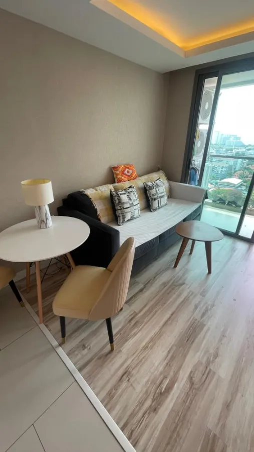 For sale: The Peak Tower, Pattaya (South Pattaya), stunning sea view. Decorate in light tones When you look at it, it's easy on your eyes.