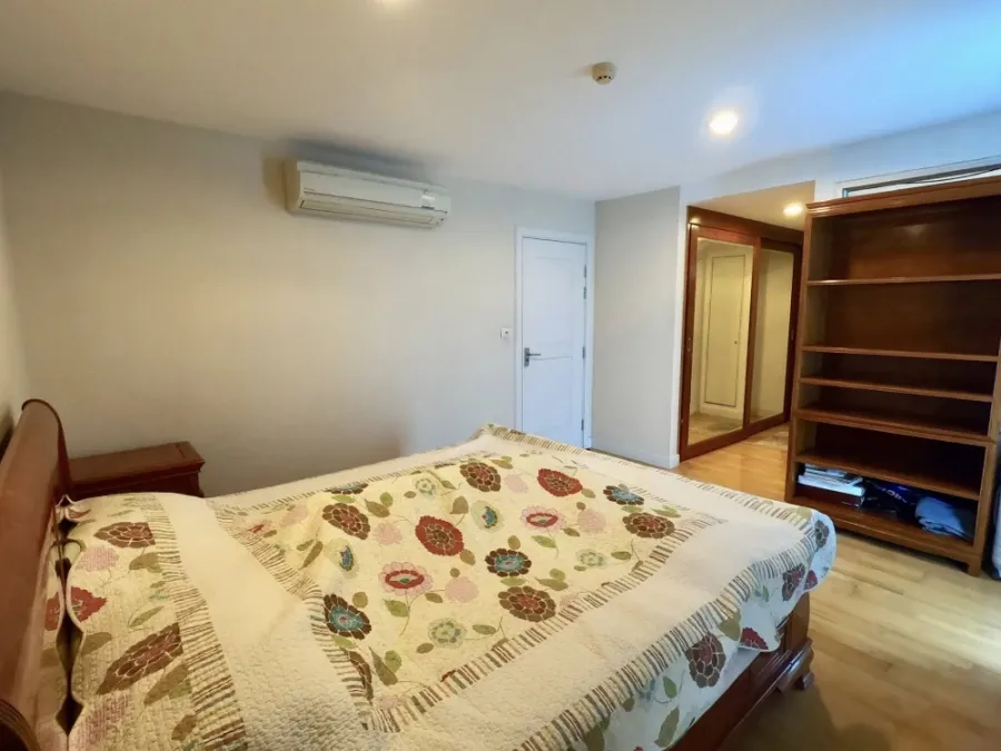 Selling The Fine Ari 4 - Phahonyothin. This is the only adjacent unit, making it very quiet and peaceful. It's a slow-life condo perfect for those who